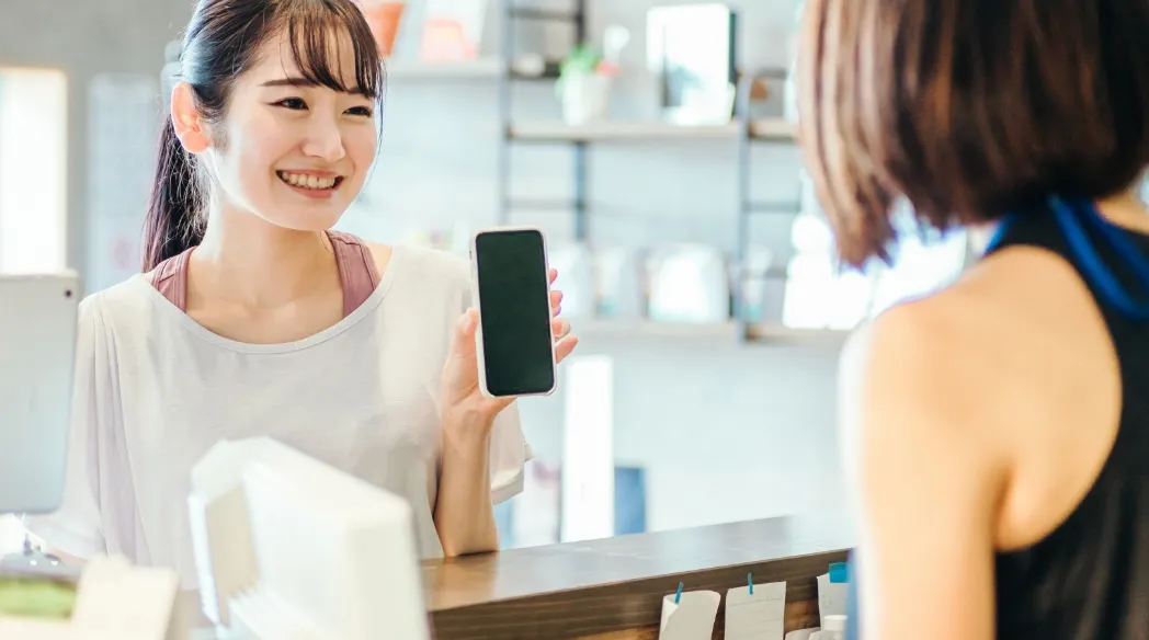 スマートフォンで予約する様子